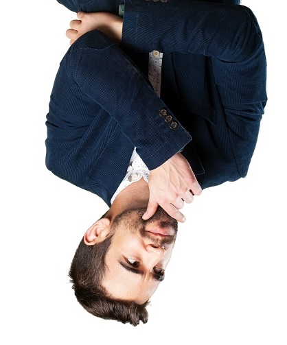 疑問を持つ男性